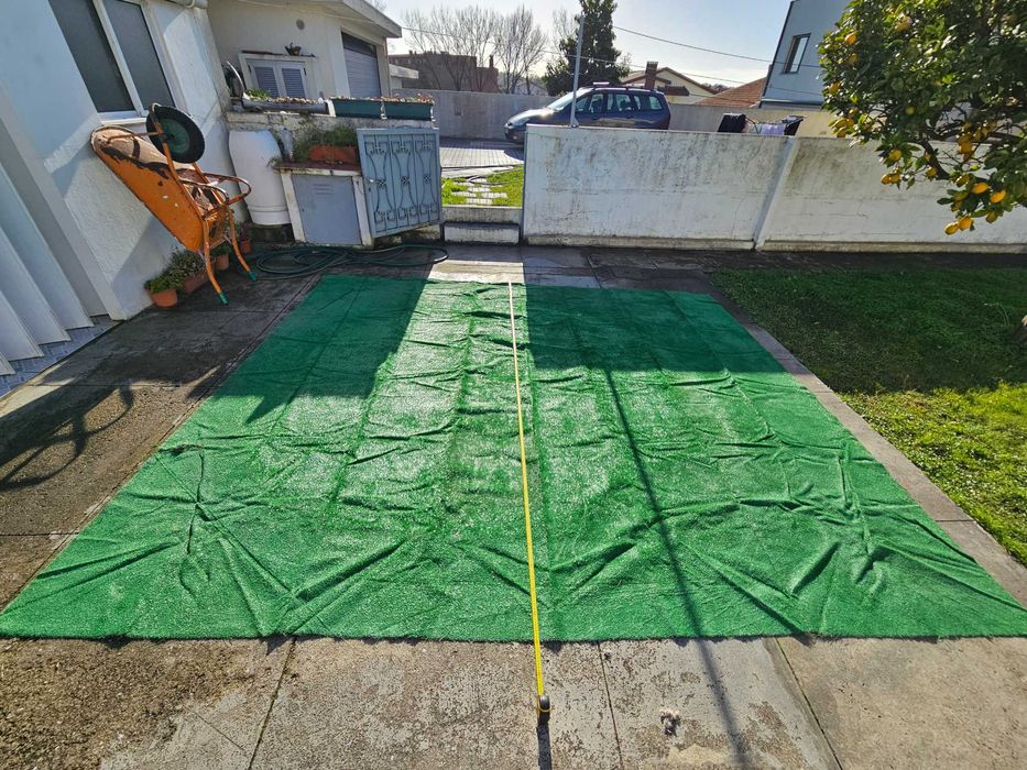 Piscina Bestway c/ relva artificial, cobertura, filtro e químicos