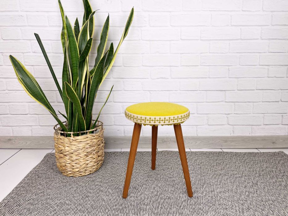 Duński podnóżek/stołek/taboret z haftowaną tapicerką (mid century prl)