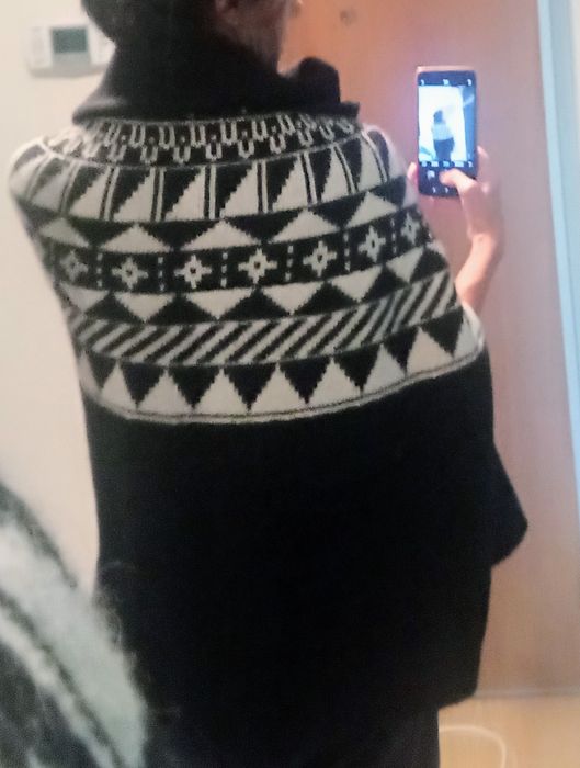 Poncho de senhora com aberturas para as.maos em lã como novo