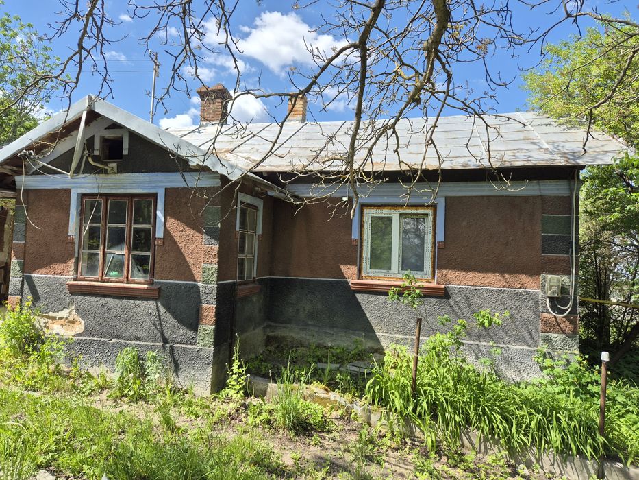 Будинок із комунікаціями, терасою та великою майстернею, с. Словіта