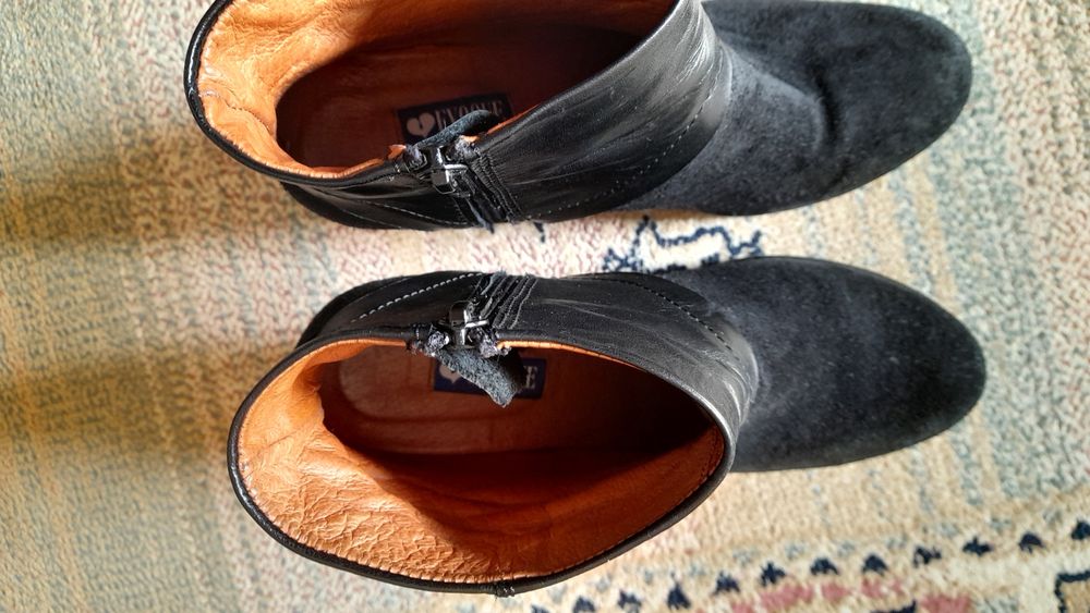 Botins pretos com sola rasto, 7cano em camurça e restante em pele