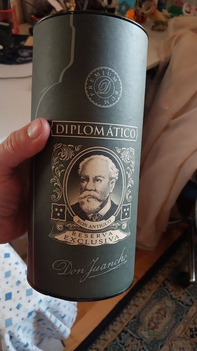 Продам оригинальный подарочный тубус упаковку от рома .
