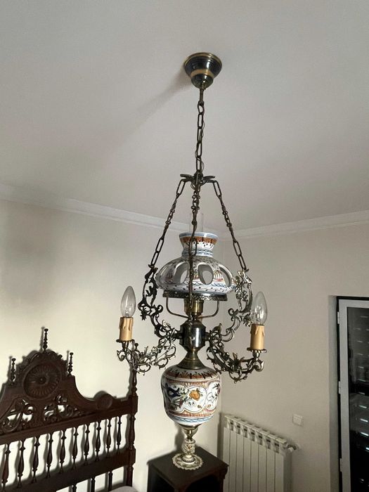 Candeeiro de teto rústico em metal e cerâmica pintada à mão