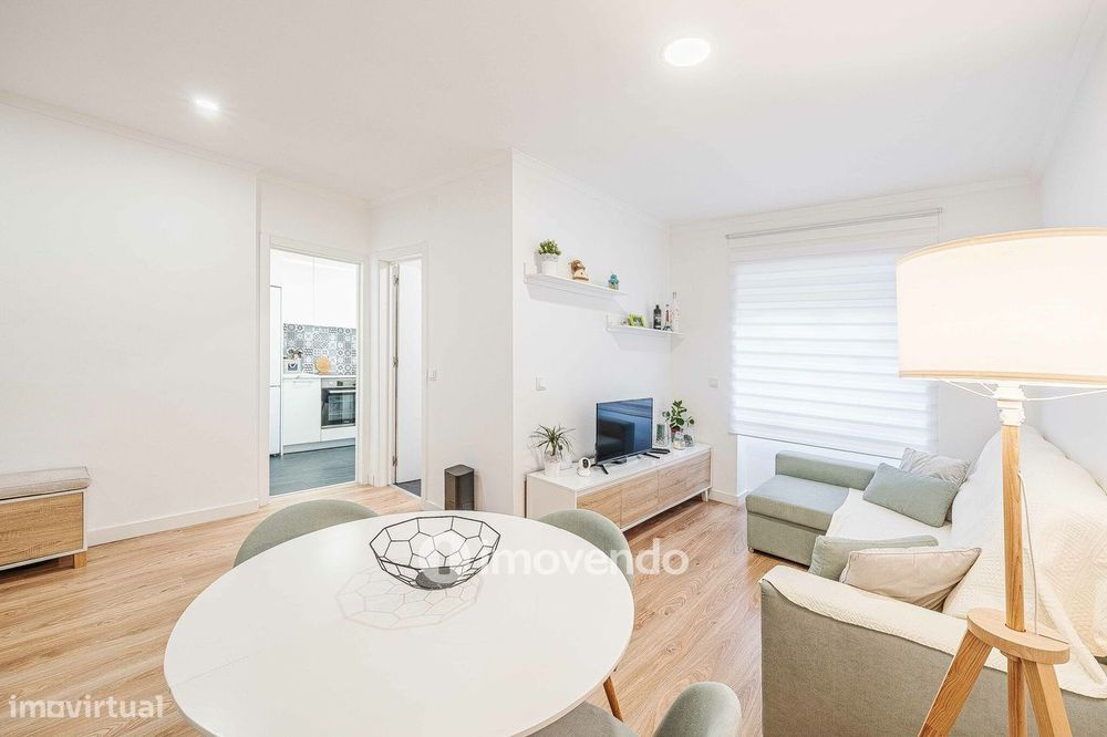 Apartamento T2 totalmente renovado, com cozinha equipada, na Amadora