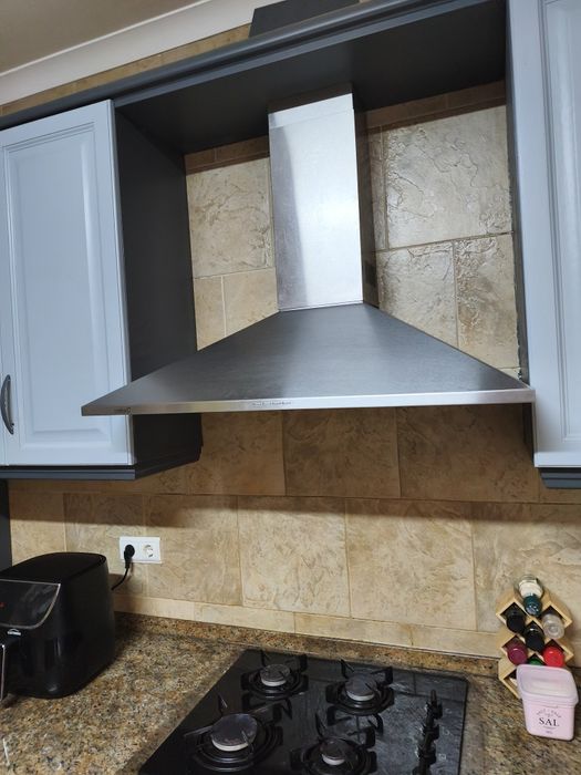 Mobília de cozinha e eletrodomésticos usados