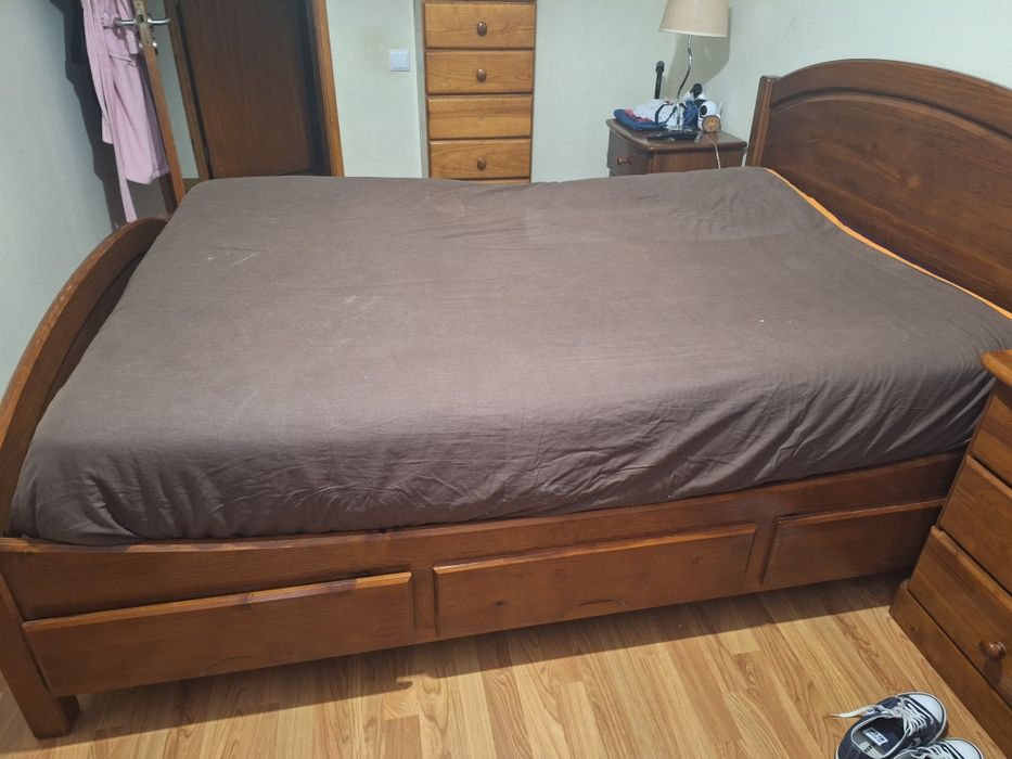 Cama de casal em ceregeira