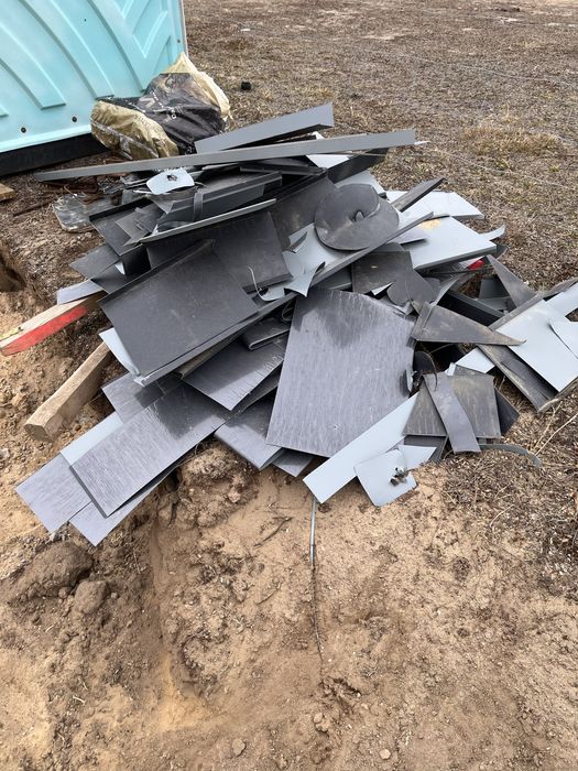 Blacha na złom pozostałość po budowie