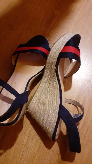 Sandałki na koturnie pasek granatowo czerwony