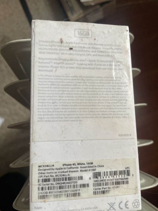 Iphone 4s  вісить на проводі