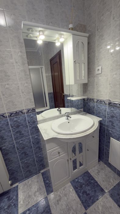 Móvel de WC com lavatório e espelho
