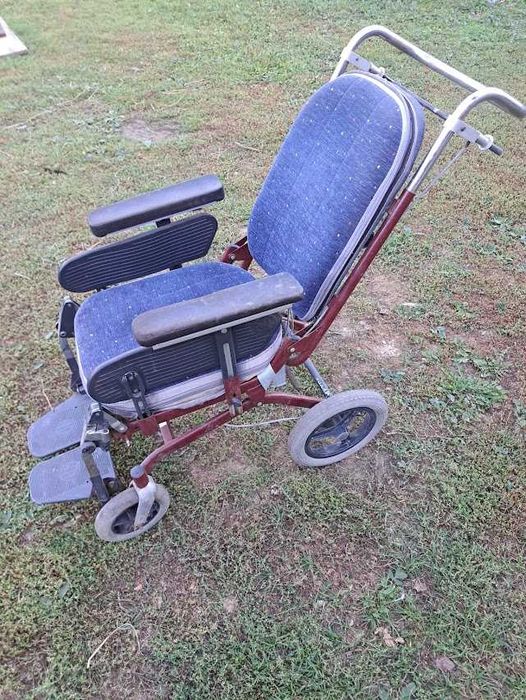 Wózek inwalidzki  regulacją oparcia podłokietników zdejmowane pokrowce