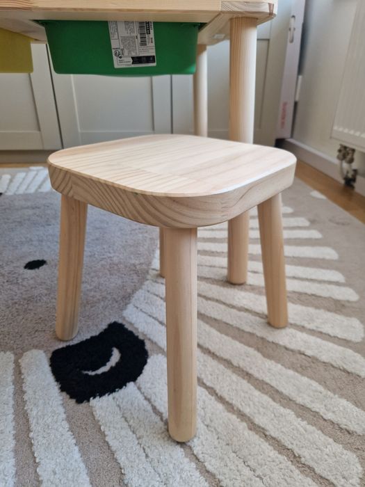 Stolik dziecięcy plus krzesła