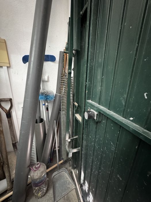 Dá-se Portão Garagem c/ porta 2.5 altura x 2.63 largura a quem vier buscar até sabado