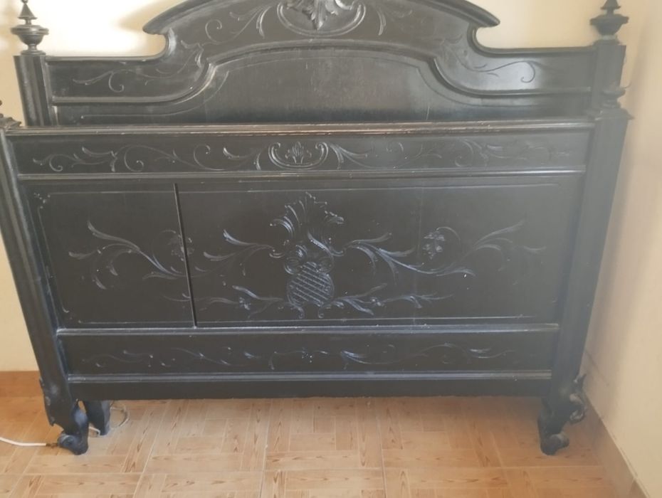 Estrutura de Cama de Casal Antiga - Madeira Maciça Trabalhada
