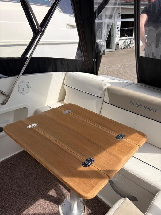 Łódź motorowa Bayliner 642 CUDDY w zestawie z przyczepa