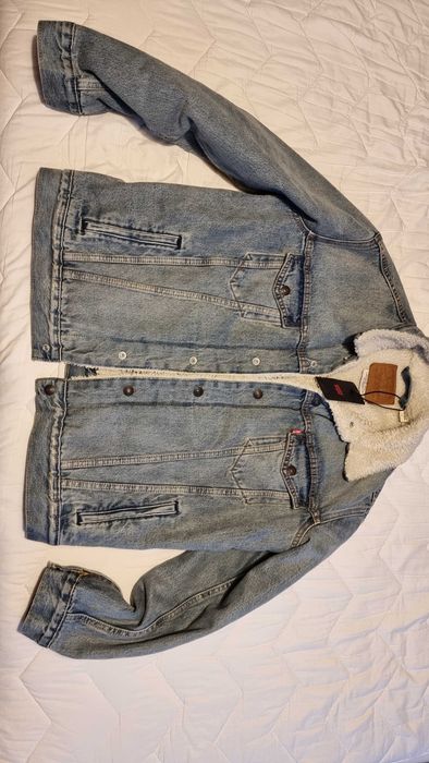 Nowa kurtka jeansowa Levis w rozmiarze L ocieplana