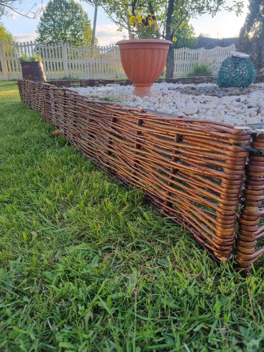 Palisada ogrodowa wiklinowa plotki obrzeze ogrodzenie  rabatka