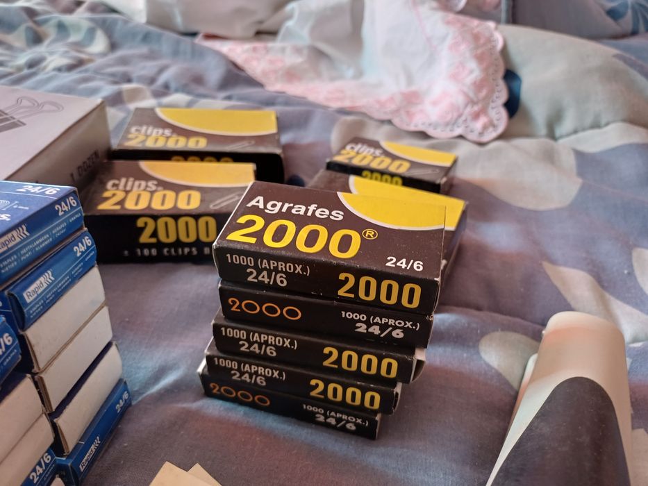 Agrafador, agrafes, clipes e molas