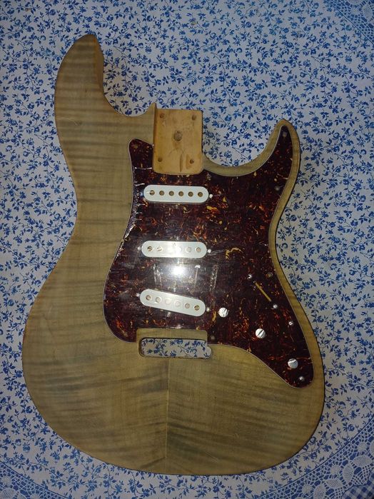Corpo de guitarra Strat flame maple top423918288703344641