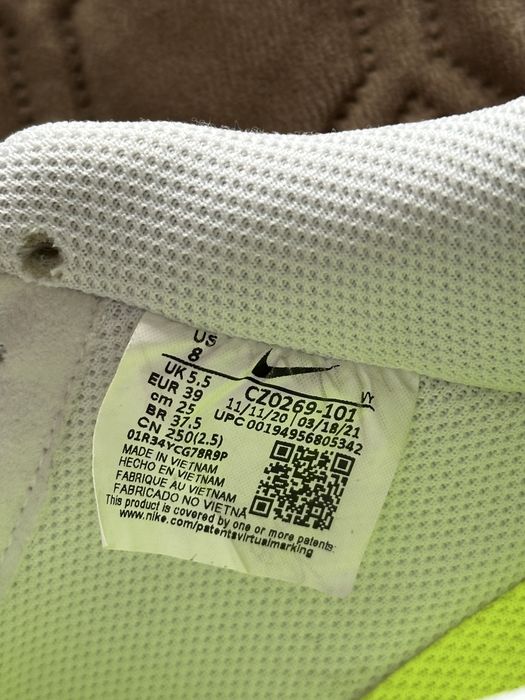 Жіночі кросівки NIKE WMNS AIR FORCE 1 '07 SE р.39