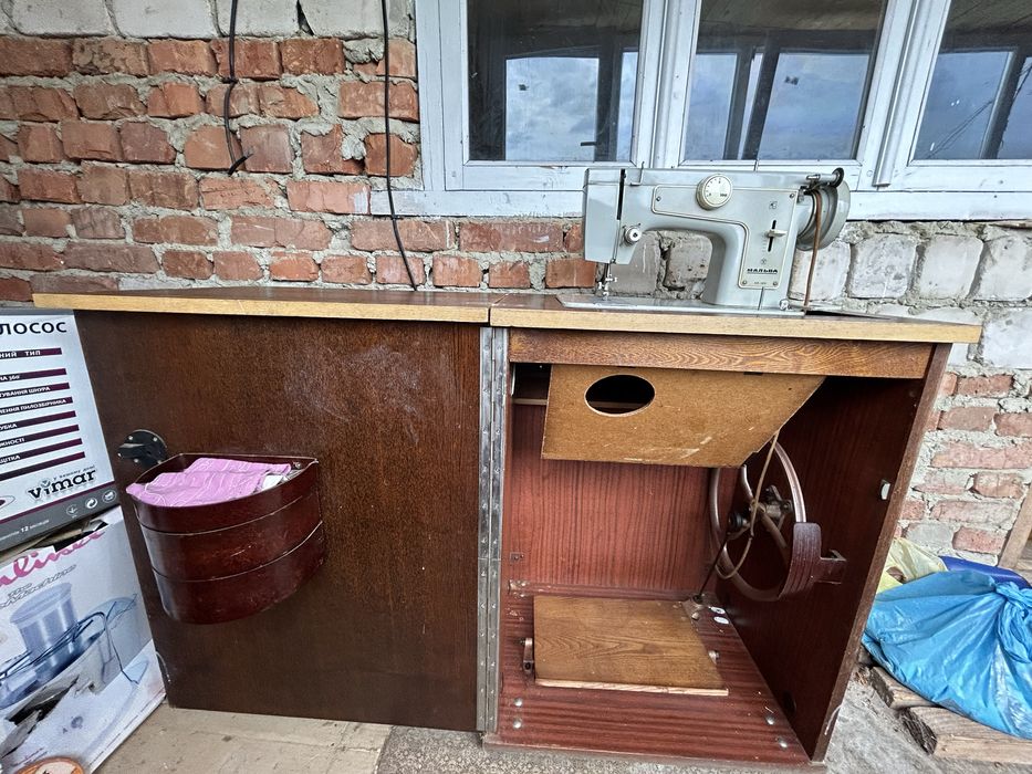 Мальва швейна машинка