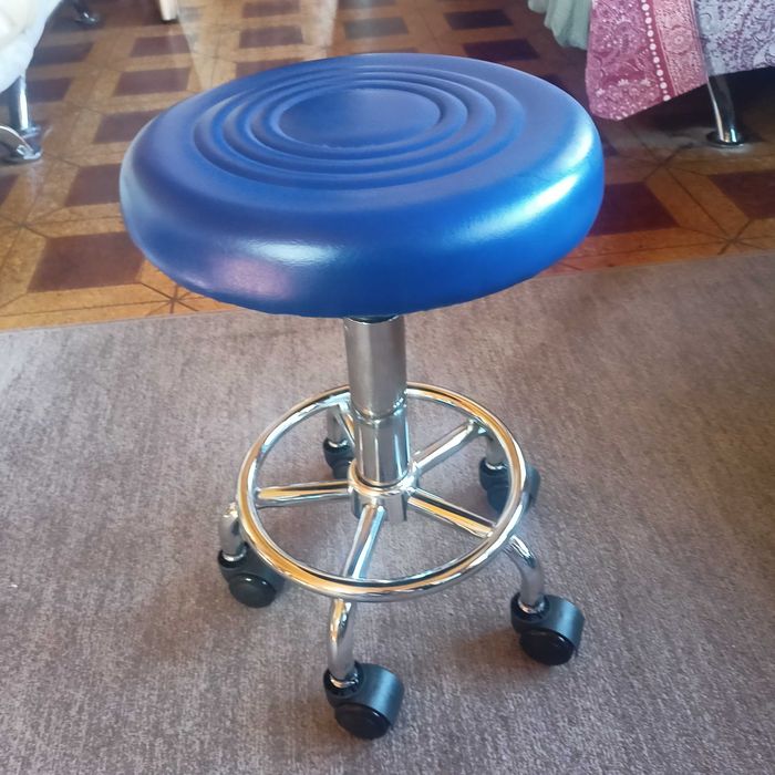 Regulowany taboret obrotowy na kółkach