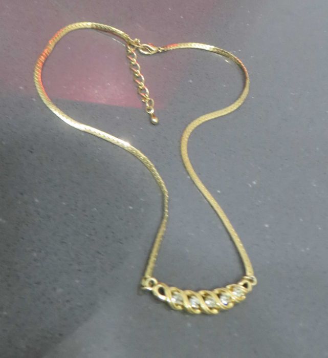 Colar em Espinha, terminando em arco com 5 Brilhantes - Novo