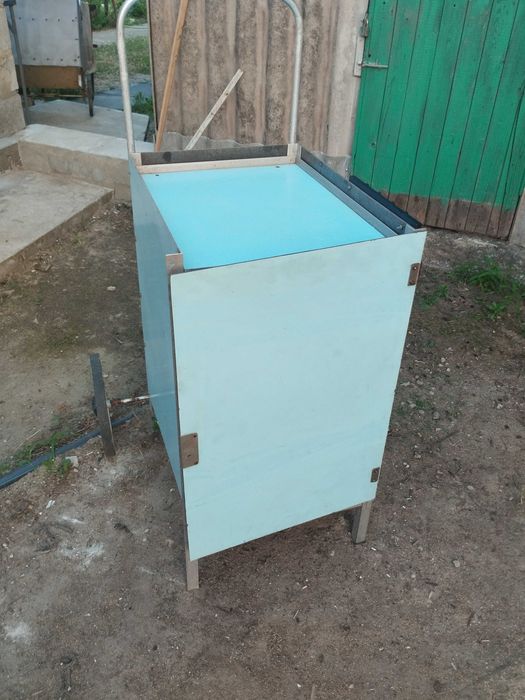 Тележка для торговли c выдвижными ящиками.