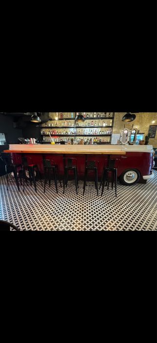 Balcão em forma de carro ideal para bar ou roulote