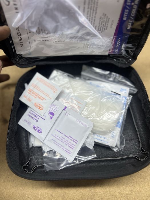 Оригінальна аптечка Nissan Rogue t33 21-26