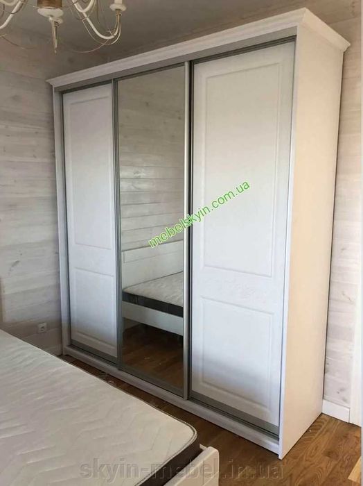 Білий передпокій Беатріс в сучасному класичному стилі