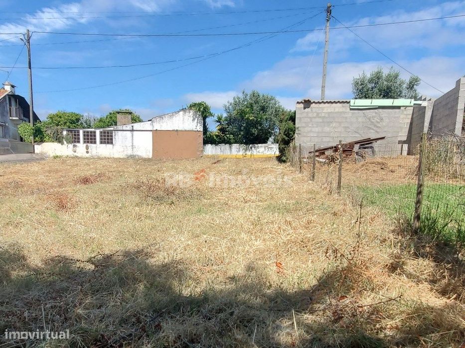 Terreno rústico com 400 m2, situado nas Limeiras.