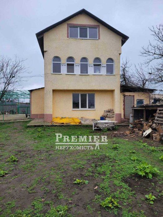 Продам триповерховий  сучасний будинок