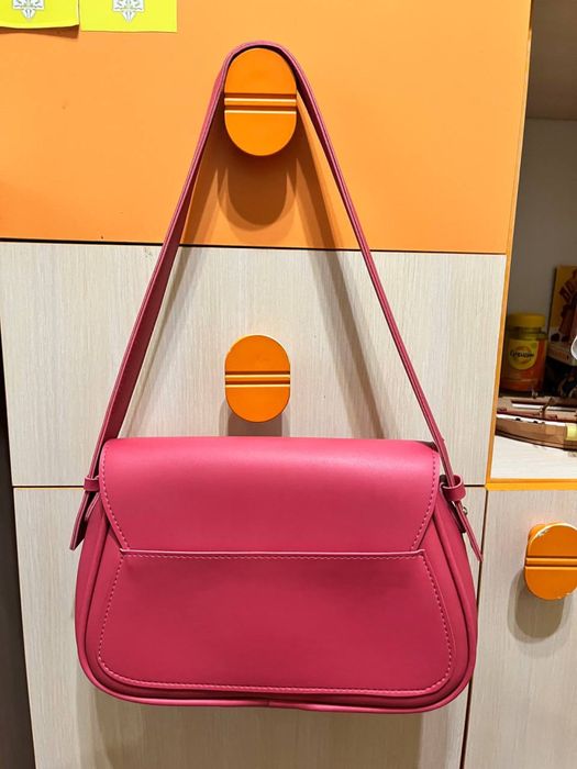 Нова малинова сумка-клатч, регульований ремінець, зручні відділення».