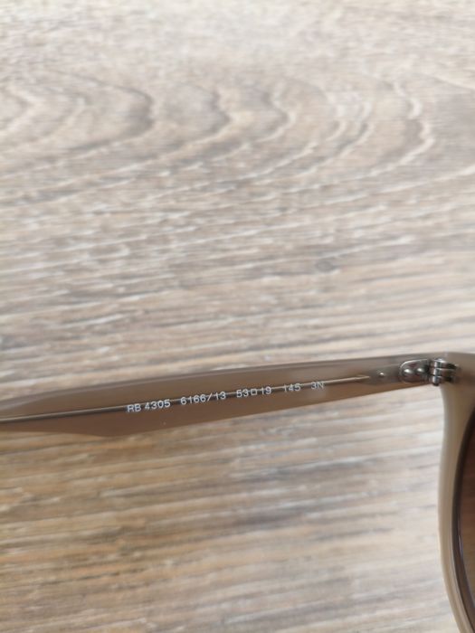 Óculos de sol Rayban danificados