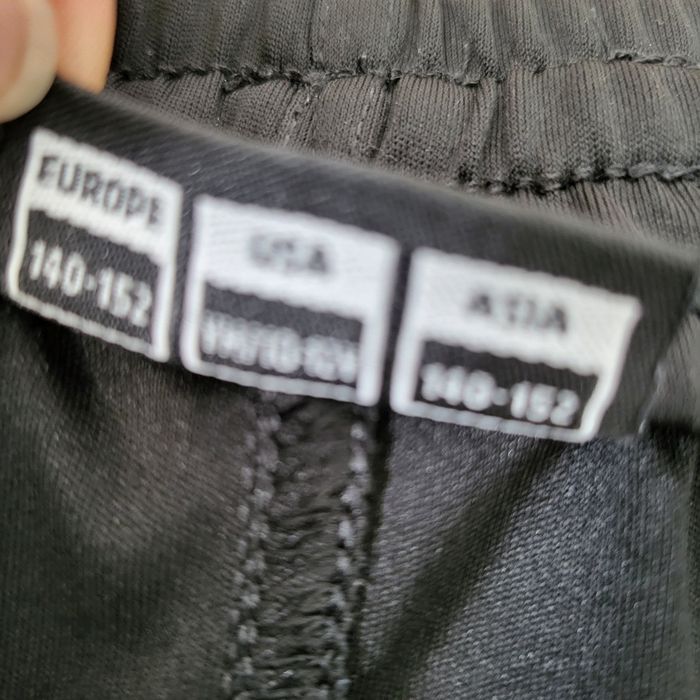 Krótkie spodenki chłopięce piłkarskie r.140/146 Hummel