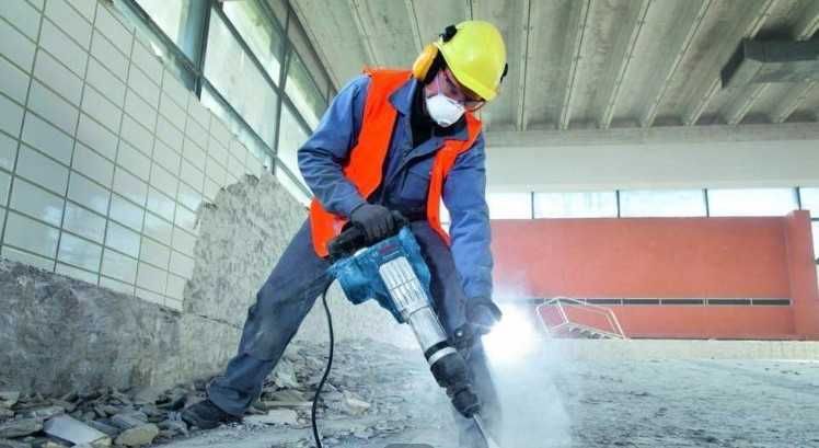 Skuwanie tynków płytek posadzek Rozbiórki Wyburzenia Wynoszenie gruzu