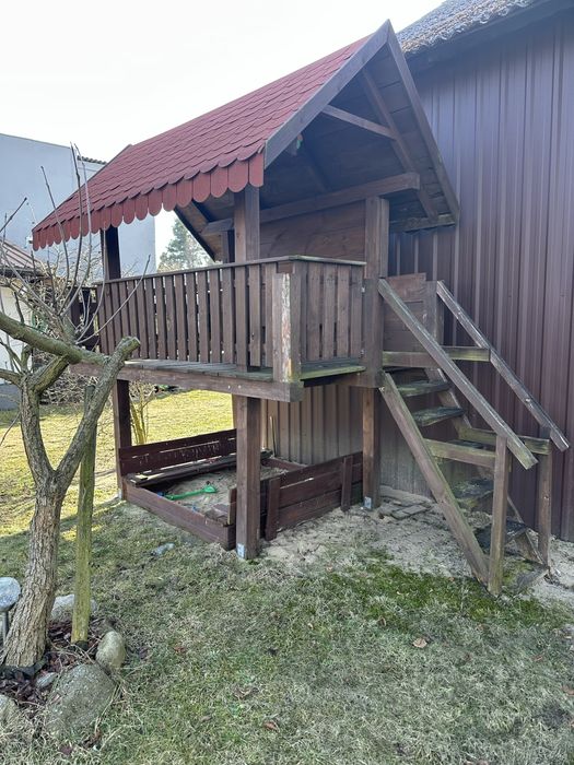 Domek dla dzieci razem z piaskownica