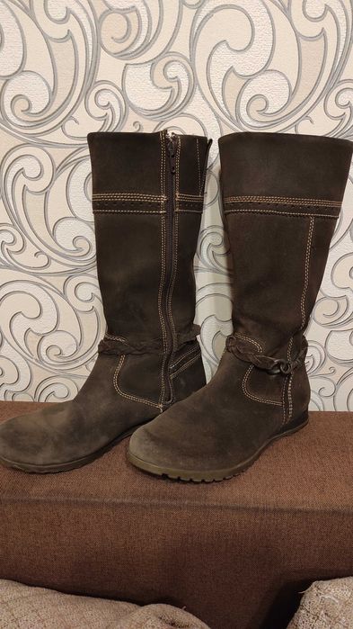 Демісезонні жіночі замшеві чоботи