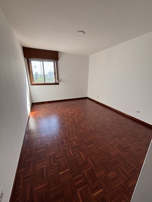 T2 Prelada com excelente localizaçao, estacionamento e ensolarado. Zona residencial calma, com jardins e parque infantil. Excelentes acessos.