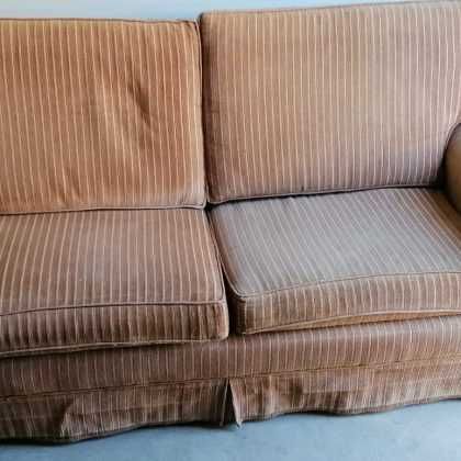 Sofá 2l antigo tecido bom estado possibilidade de entrega