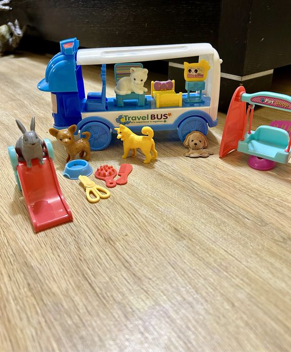 Іграшковий автобус з звірятами