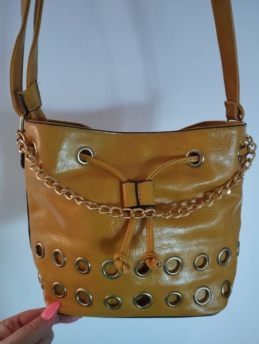 Fajna nowa torebka w kolorze musztardowym z łańcuszkiem