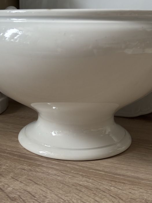 Biała waza do zupy na nóżce