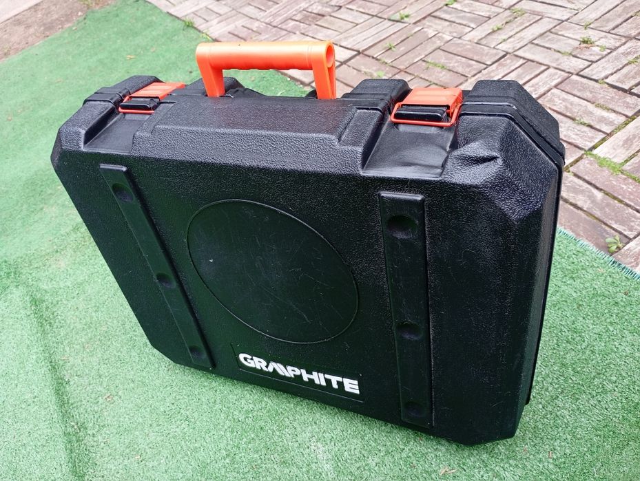 Duża walizka zamykana na elektronarzędzia GRAPHITE od młotowiertarki.