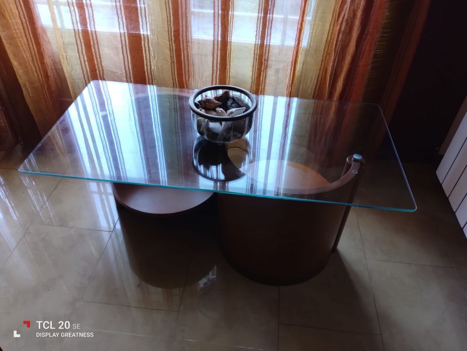 Mesa em madeira maciça e tampo de vidro