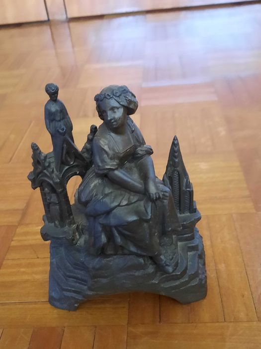 Escultura decorativa antiga em tom grafite - 17,5 cm