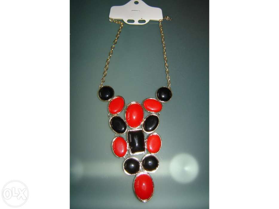 Colar dourado e preto