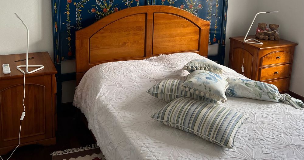 Cama de casal e duas mesas de cabeceira