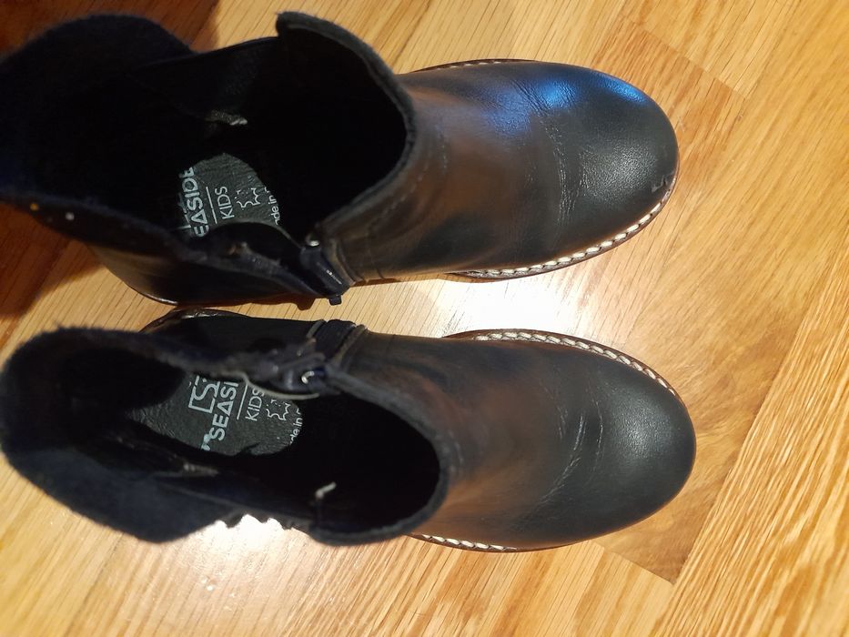 Botas em pele tam 26 em muito bom estado